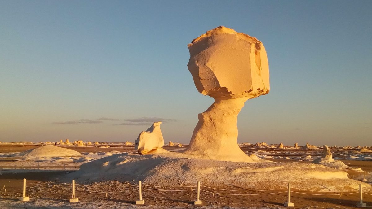 Deserto Branco: O Reino Mágico dos Cogumelos de Giz Uma formação rochosa de giz branco naturalmente esculpida em forma de cogumelo gigante, erguida no Deserto Branco do Egito