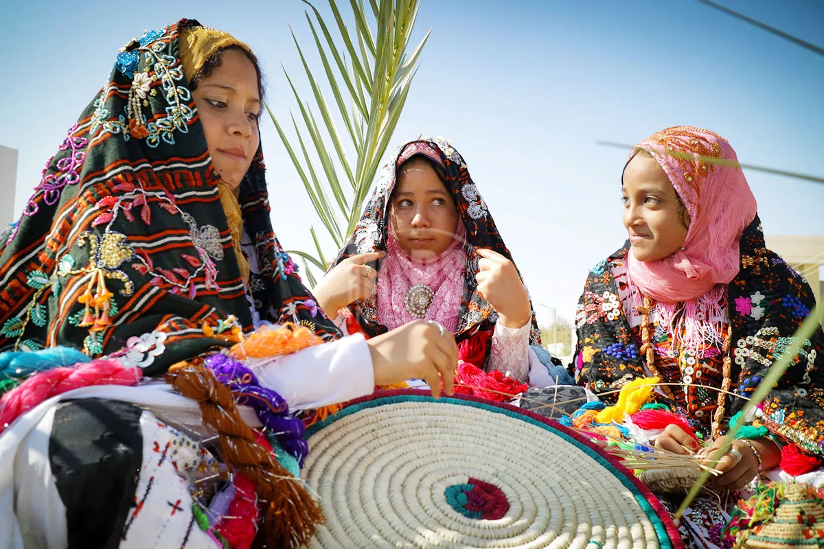 Siwa: El Arte de la Tradición en Cada Artesanía Mujeres siwíes con vestimenta tradicional elaborando en el Oasis de Siwa