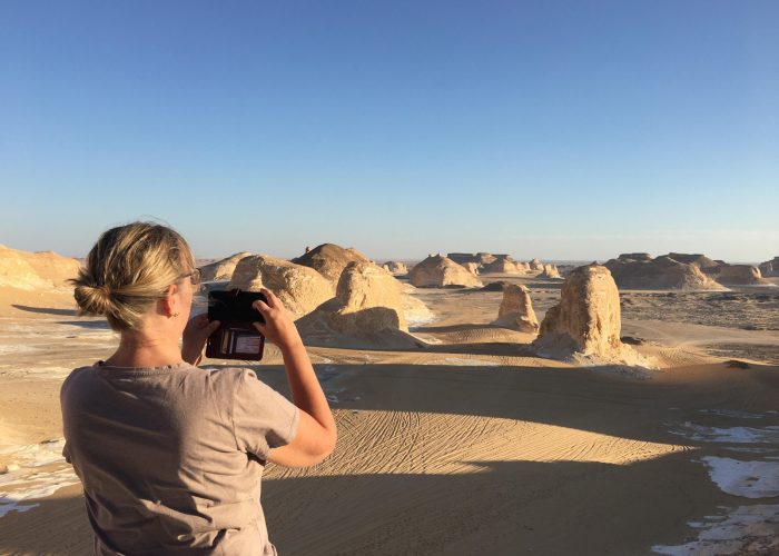 capturando la belleza de las formaciones rocosas de tiza blanca esculpidas por el viento en el Desierto Blanco