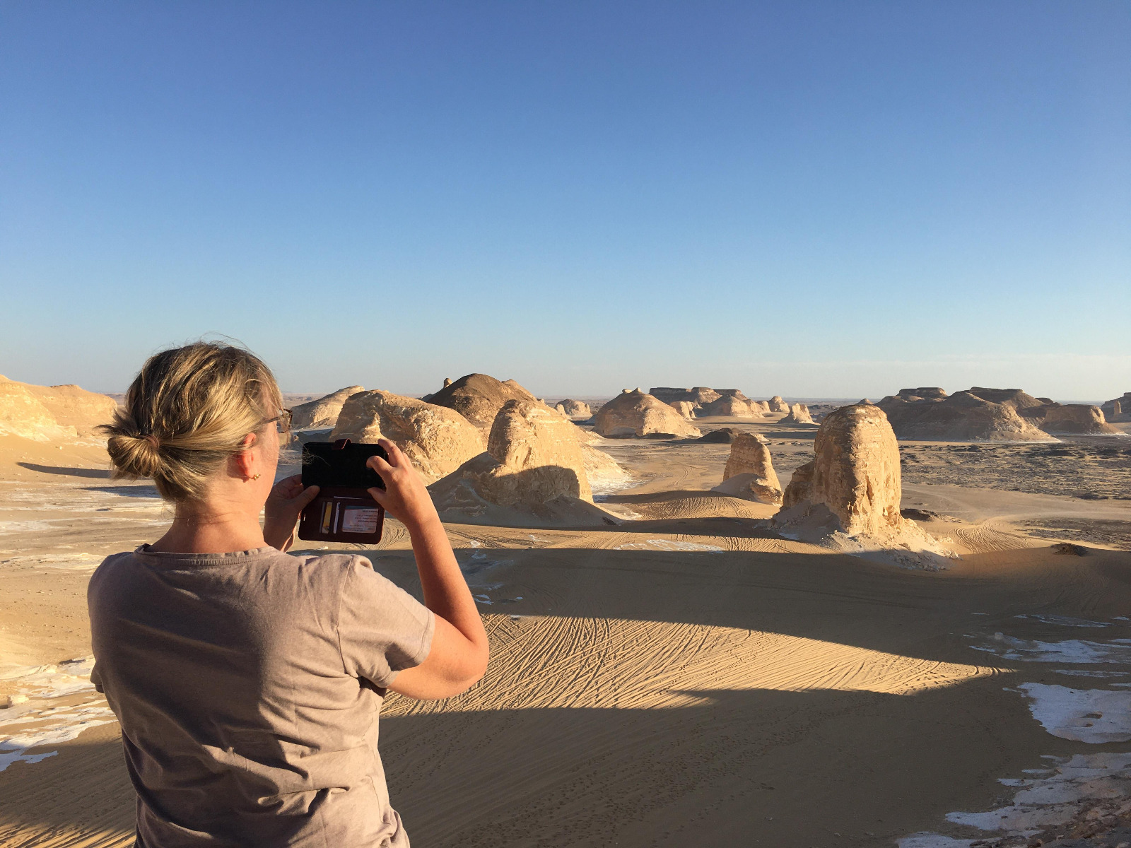 capturando la belleza de las formaciones rocosas de tiza blanca esculpidas por el viento en el Desierto Blanco