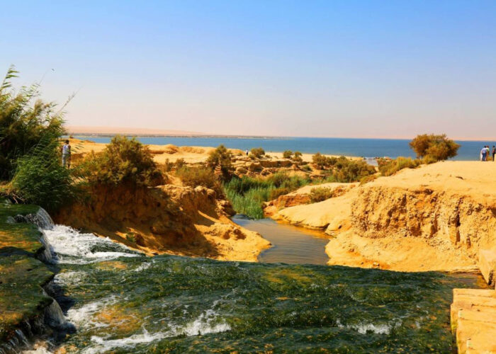 Las cascadas de Wadi El Rayan, con agua fluyendo sobre rocas calizas en un paisaje desértico de Fayoum