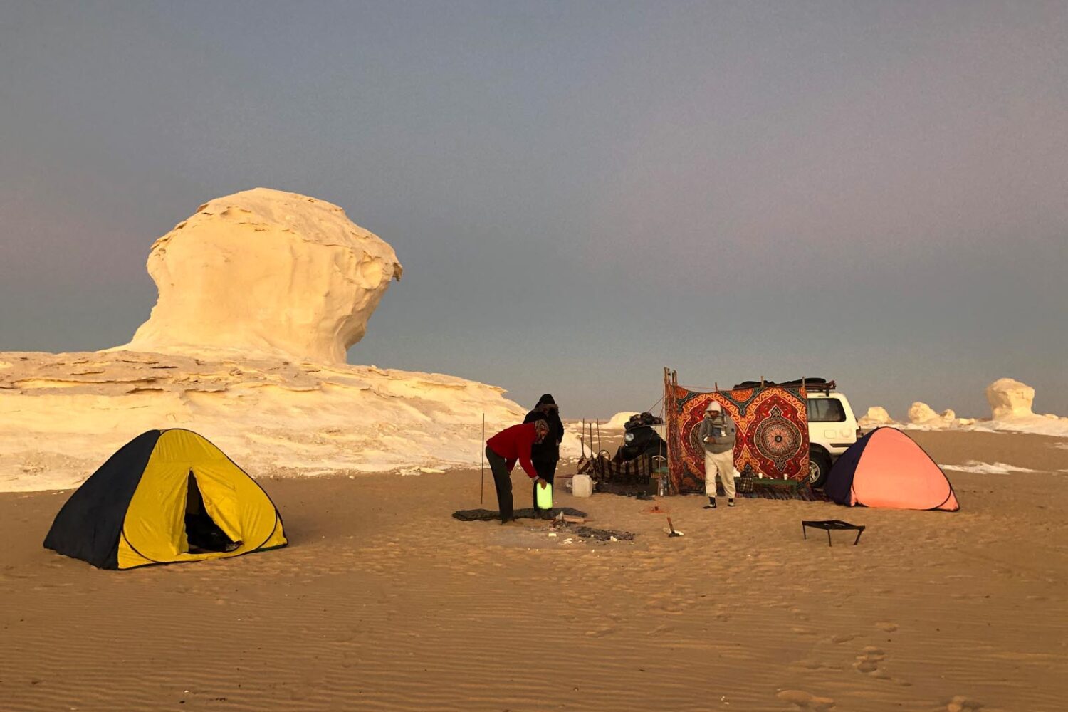 Desierto Blanco: Calor de Amistad bajo el Cielo del Desierto Un campamento sencillo en el vasto Desierto Blanco