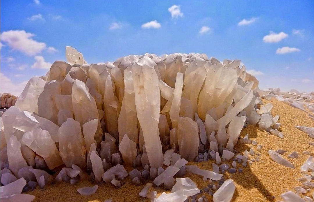 Montaña de Cristal Cristales blancos de la Montaña de Cristal brillando bajo la luz directa del sol