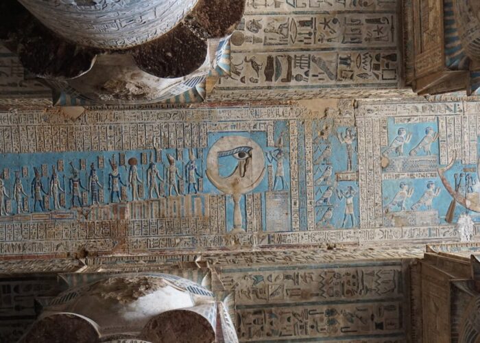 L'imposant et magnifiquement préservé Temple d'Hathor à Dendéra, avec ses colonnes décorées et ses hiéroglyphes détaillés