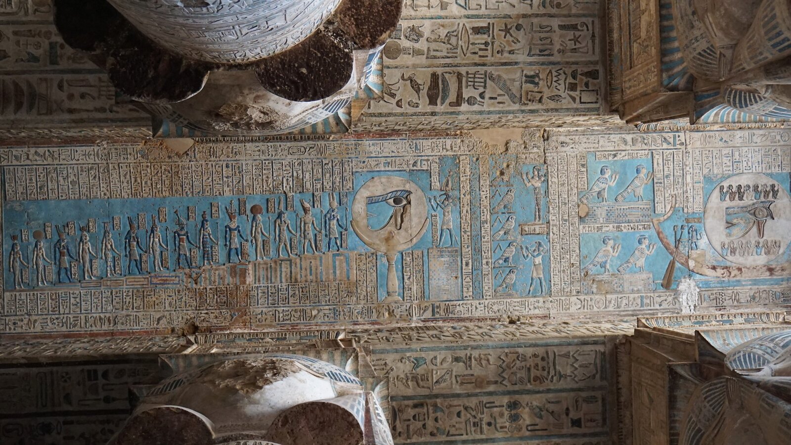 L'imposant et magnifiquement préservé Temple d'Hathor à Dendéra, avec ses colonnes décorées et ses hiéroglyphes détaillés
