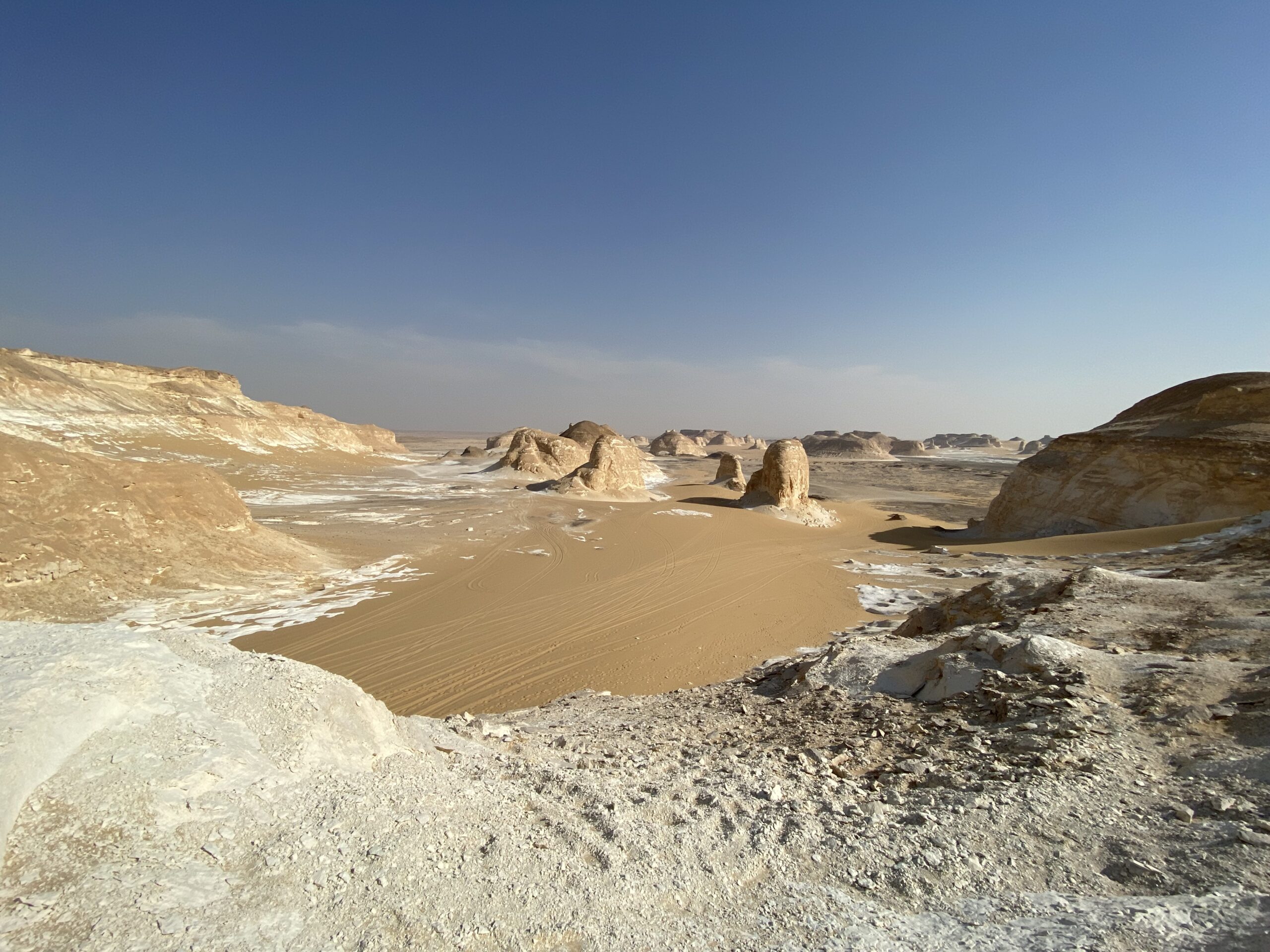 Formações rochosas de giz branco únicas e esculpidas naturalmente, destacando-se na paisagem do Deserto Branco