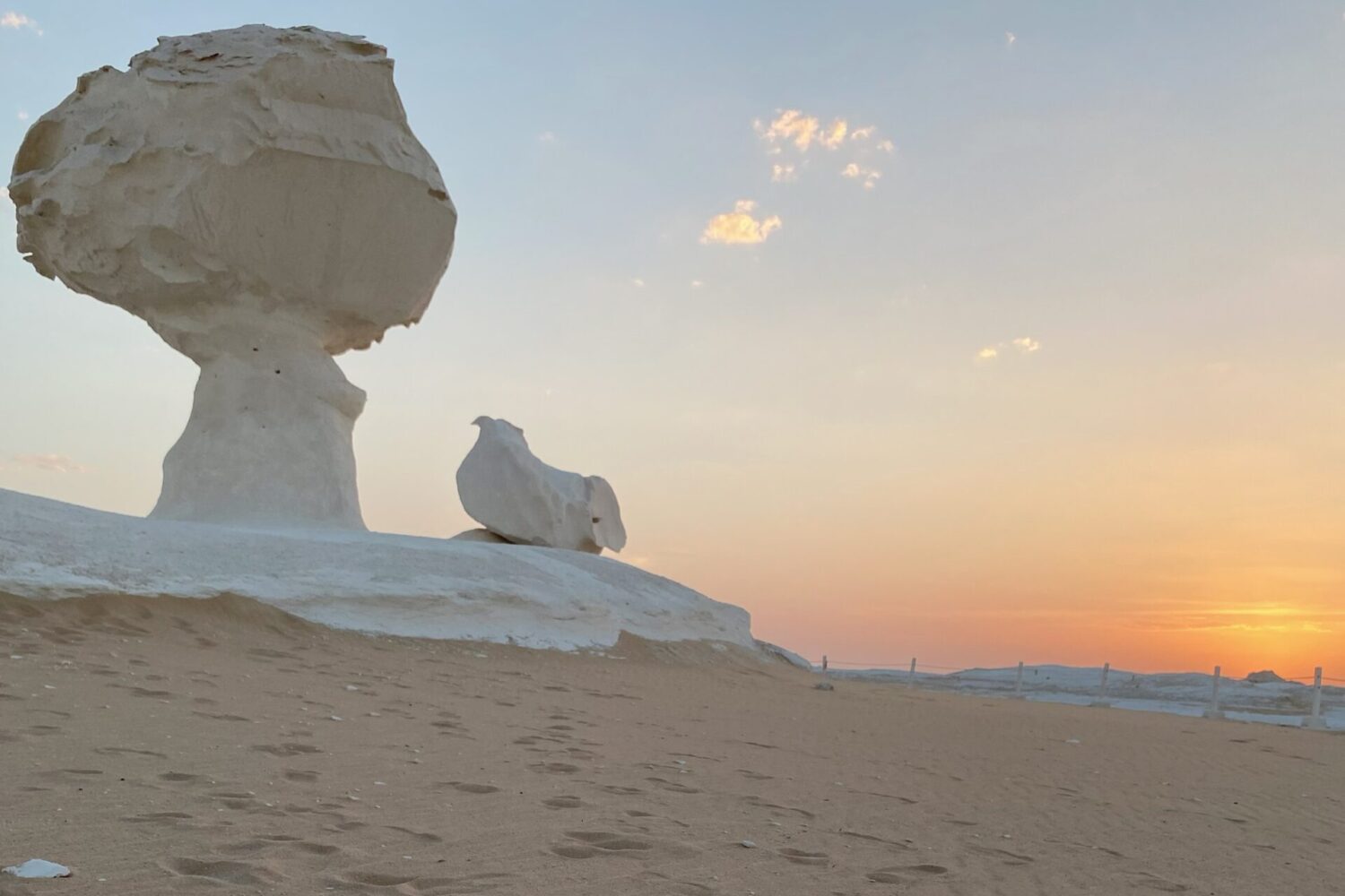 Una singola e imponente formazione rocciosa di gesso bianco a forma di fungo, scolpita naturalmente, che si erge nel Deserto Bianco vicino all'Oasi di Bahariya