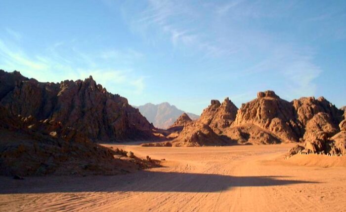 Les majestueuses montagnes rocheuses du Sinaï en Égypte, baignées par la lumière du désert