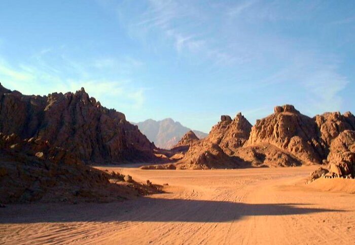 Les majestueuses montagnes rocheuses du Sinaï en Égypte, baignées par la lumière du désert