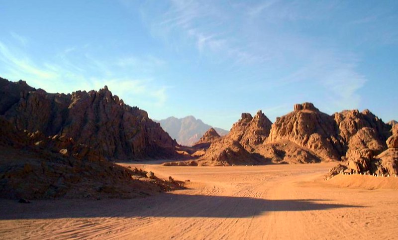 Les majestueuses montagnes rocheuses du Sinaï en Égypte, baignées par la lumière du désert