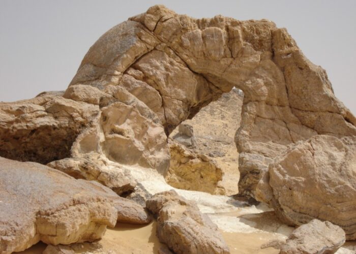 La Montagne de Cristal, avec ses cristaux blancs brillants, contrastant fortement avec le sable doré et le ciel bleu du désert de Bahariya