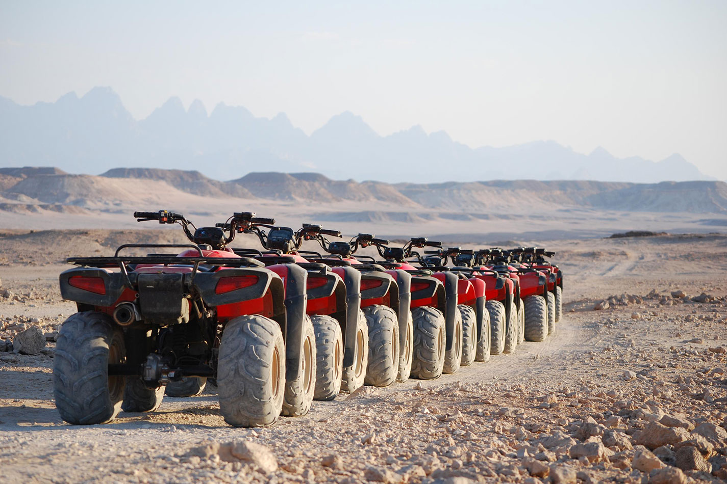 Un groupe de quads roulant à toute vitesse dans le désert égyptien