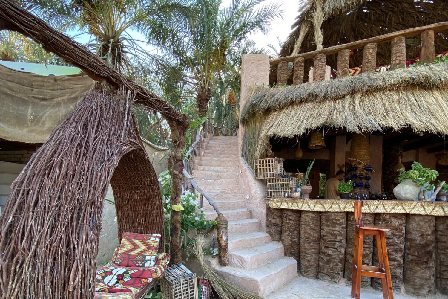 Siwa: Un Oasis de Calma en la Piscina de Cleopatra Cleopatra en Siwa, disfrutando de un ambiente tranquilo con aguas claras y palmeras alrededor