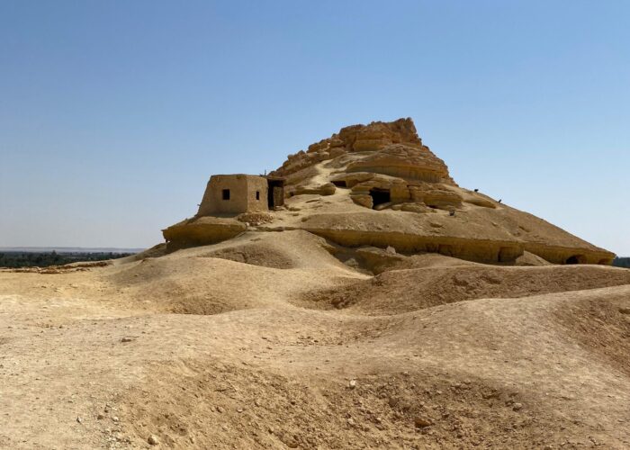 Vue de la Montagne des Morts à Siwa, avec ses tombes antiques creusées dans la roche et son aspect désertique