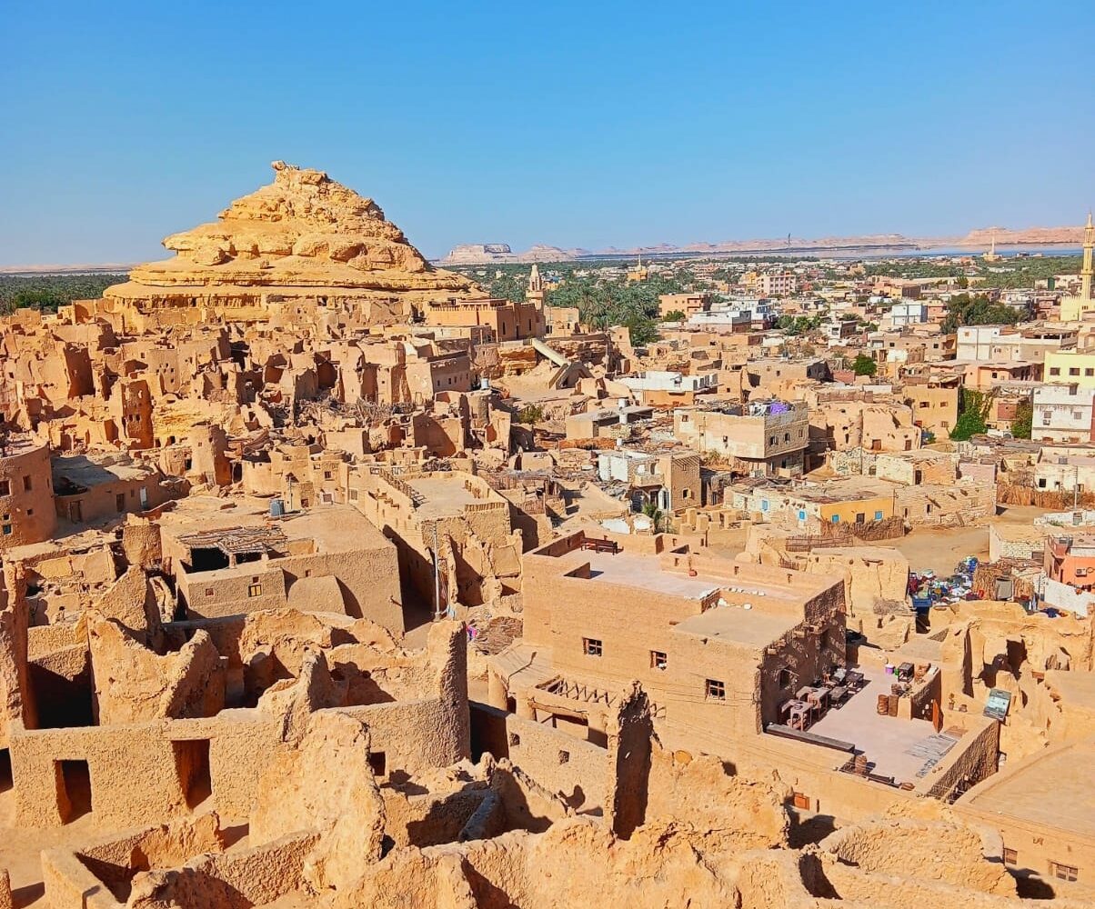 Le imponenti rovine dell'antica fortezza di Shali a Siwa, con edifici erosi fatti di kershe (fango e sale)