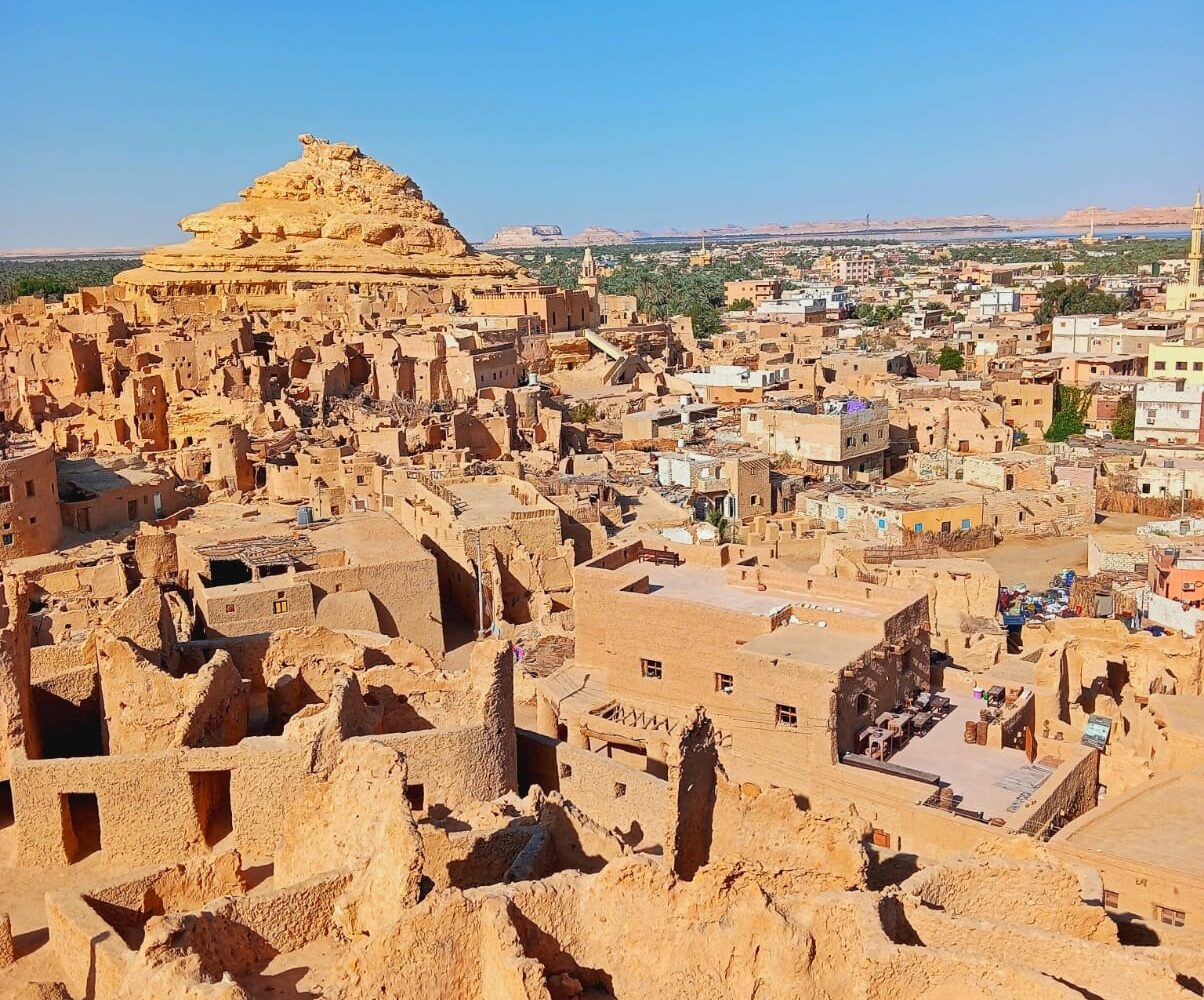 Shali: La Ciudadela Ancestral de Siwa, Resistencia de Sal y Tiempo Las ruinas de la antigua ciudadela de Shali en Siwa, construida con kershe (sal y barro), mostrando sus muros y torres erosionadas