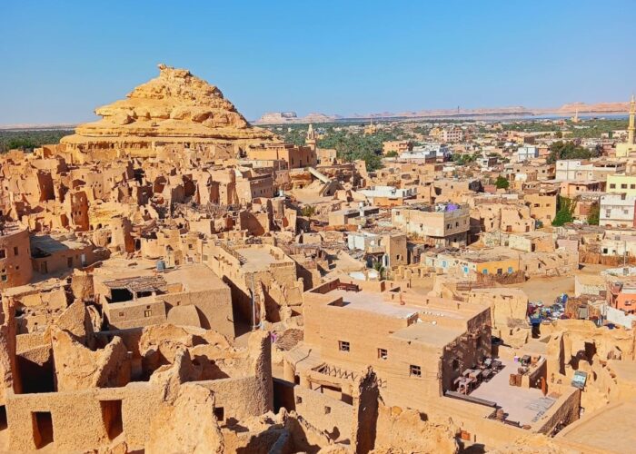 Las ruinas de la antigua ciudadela de Shali en Siwa, construida con kershe (sal y barro), mostrando sus muros y torres erosionadas