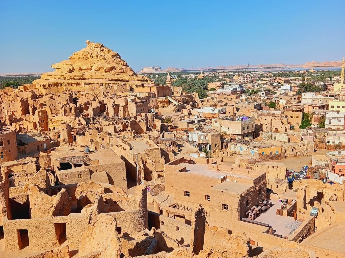 Las ruinas de la antigua ciudadela de Shali en Siwa, construida con kershe (sal y barro), mostrando sus muros y torres erosionadas