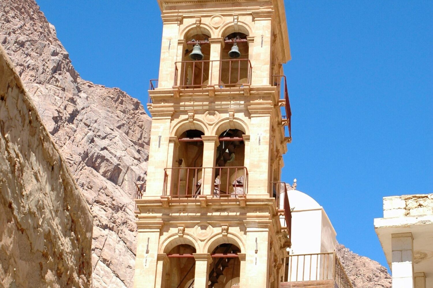 Il Monastero di Santa Caterina incastonato in una valle rocciosa del deserto del Sinai, circondato da montagne aride e un cielo vasto