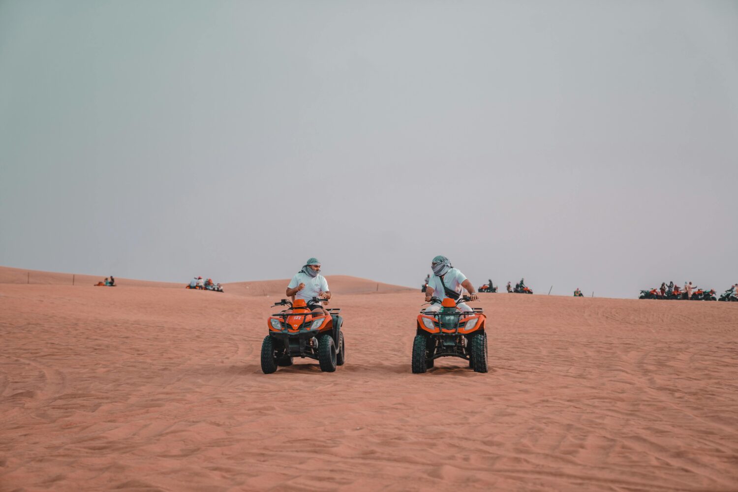 Un groupe de touristes conduisant des buggys à travers un paysage désertique