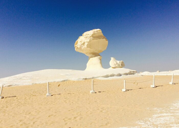 Una formación rocosa de tiza blanca naturalmente esculpida en forma de champiñón gigante, erguida en el Desierto Blanco de Egipto