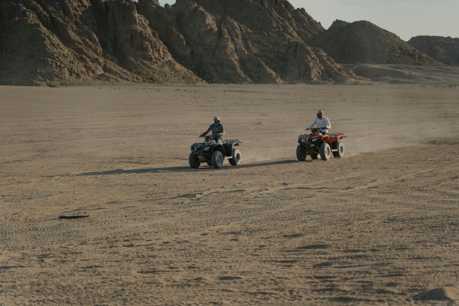Deux amis en buggy admirent un paysage désertique époustouflant