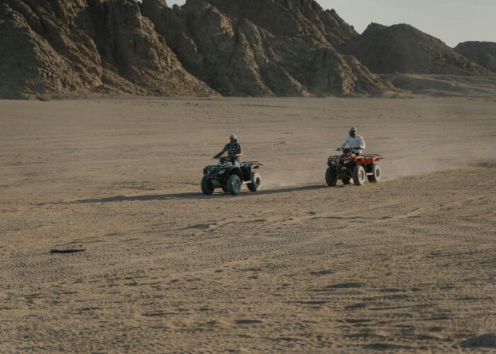 Deux amis en buggy admirent un paysage désertique époustouflant