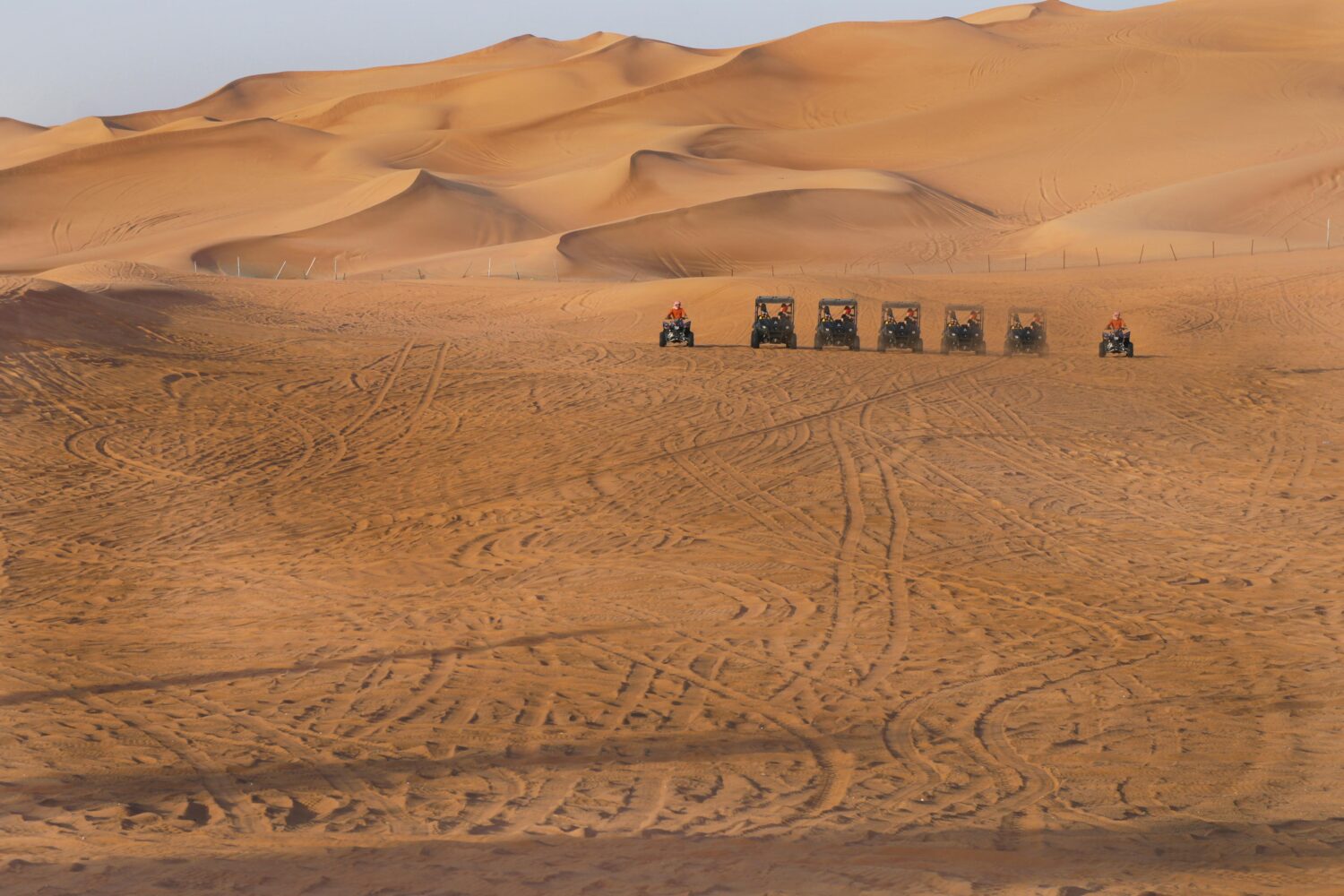 Un buggy stationné dans un paysage désertique spectaculaire, avec des formations rocheuses