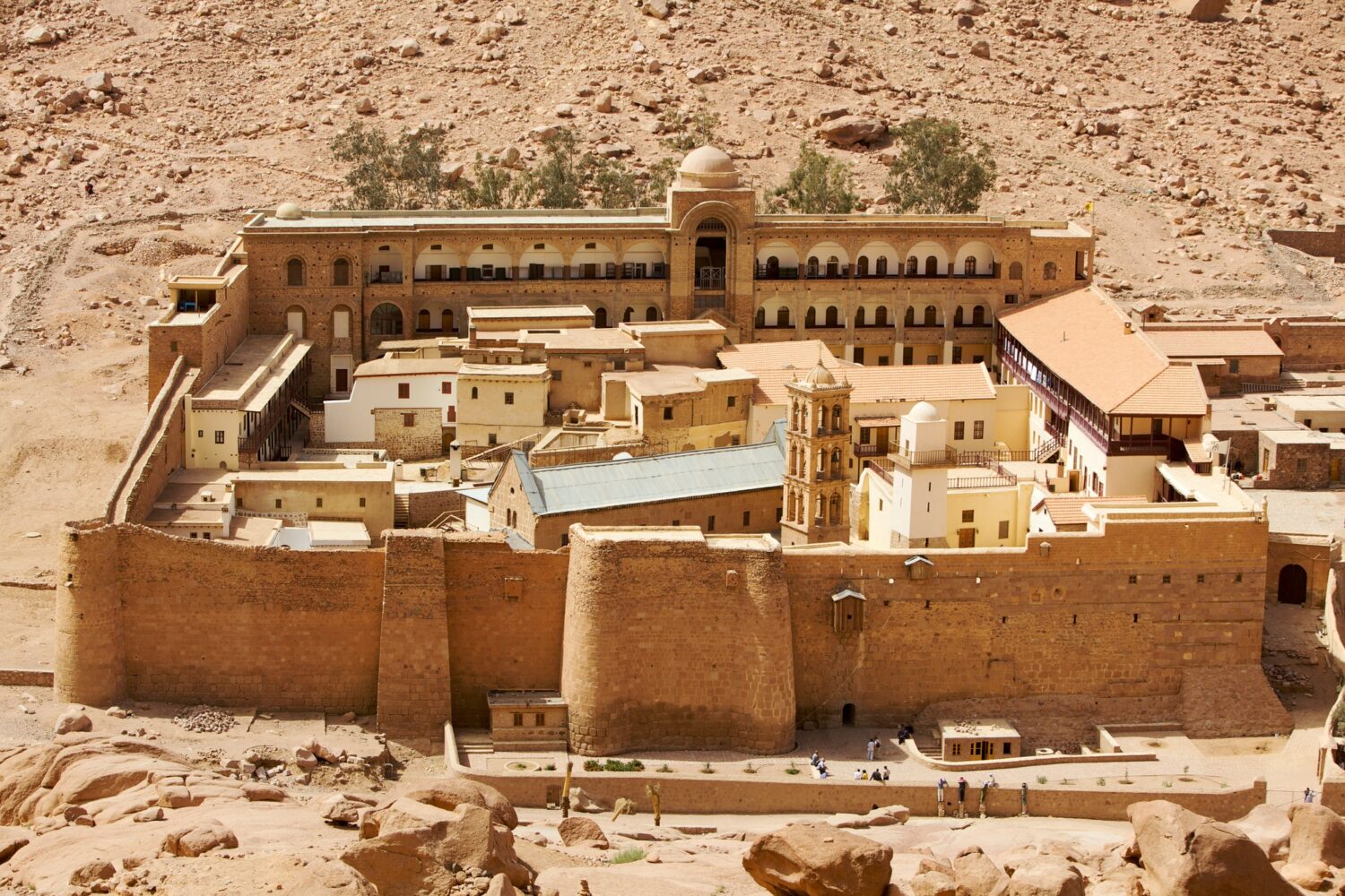 Le monastère Sainte-Catherine , ses murs de pierre se fondant avec les montagnes du Sinaï sous une lumière douce et mystique