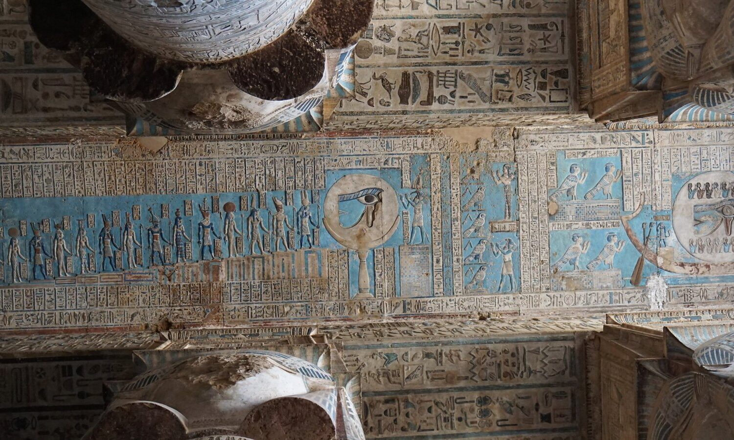 Templo de Dendera: A Majestade da Arquitetura Sagrada de Hathor Templo de Hathor em Dendera, com colunas encimadas por capitéis de rosto de Hathor