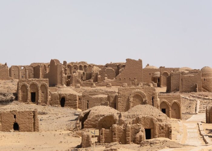 Vue panoramique de l'Oasis de Kharga, la plus grande oasis d'Égypte, montrant de vastes étendues de palmeraies et de terres agricoles contrastant avec le désert environnant