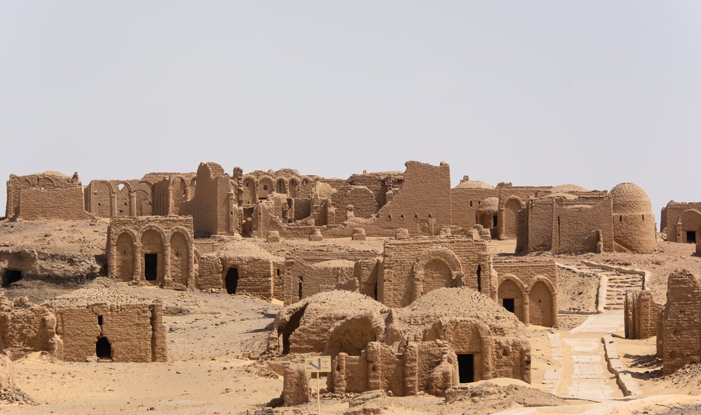 Vue panoramique de l'Oasis de Kharga, la plus grande oasis d'Égypte, montrant de vastes étendues de palmeraies et de terres agricoles contrastant avec le désert environnant