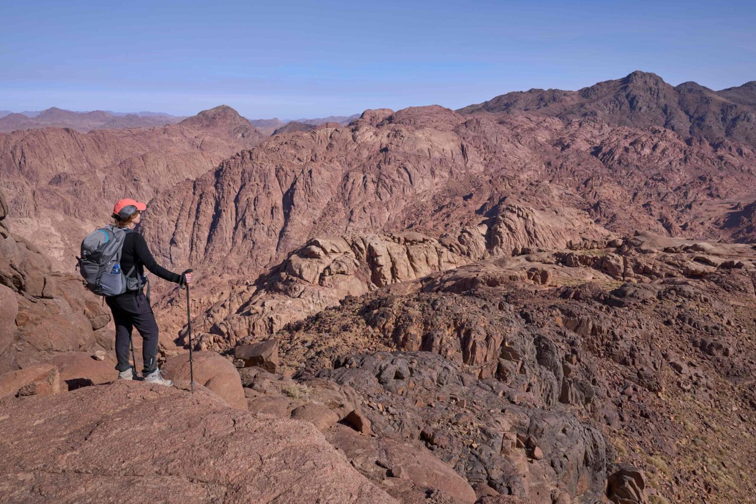 Vue panoramique de l'immense chaîne de montagnes du Sinaï, offrant une sensation de solitude et de paix dans le désert égyptien